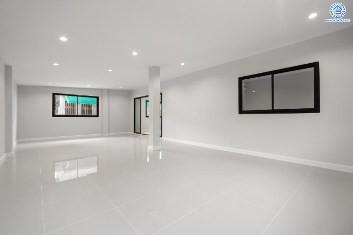 บ้านมือสองตกแต่งใหม่ ม.เมืองเอกประจิม พหลโยธิน87 ตกแต่งครบทุกฟังก์ชัน เนื้อที่ 100 ตร.ว. พื้นที่ใช้สอยเยอะ พร้อมฟังก์ชัน 3 ห้องนอน 4 ห้องน้ำ 1 ห้องอเนกประสงค์ 1 ห้องแม่บ้าน จอดรถได้ 4 คัน เชื่อมต่อทุกการเดินทาง ใกล้รถไฟฟ้าสายสีแดง "สถานีหลักหก"และทางด่วน "ศรีสมาน"